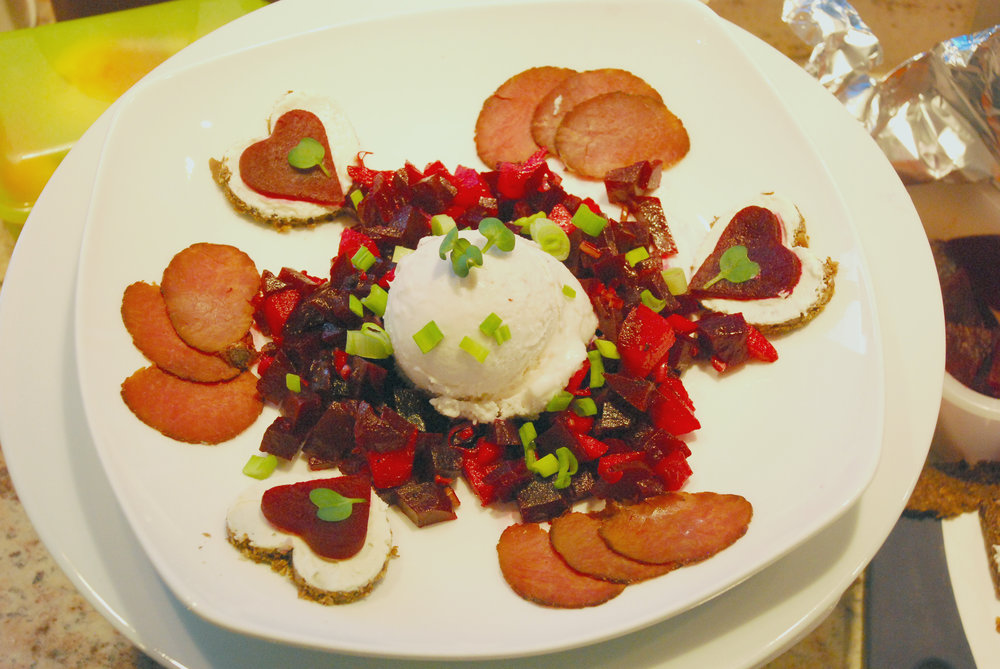 Meerretticheis an Rote-Beete-Apfelsalat dazu Hirschschinken mit Pumpernickel